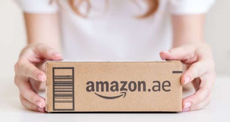 Caja de cartón con el logo de Amazon